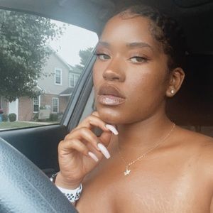 Meet your Posher, Chanel